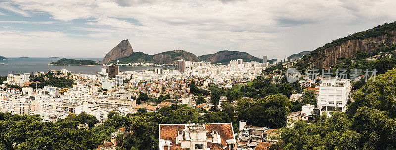 从圣特蕾莎在里约热内卢de Janeiro看到的甜面包山的城市全景